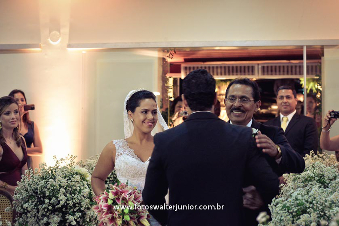 pai entregando a filha para o noivo